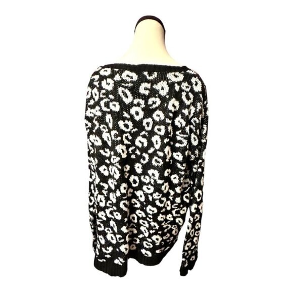 Women’s F21 Forever 21 Medium Black & White Cheetah Knit Sweater - Picture 6 of 9